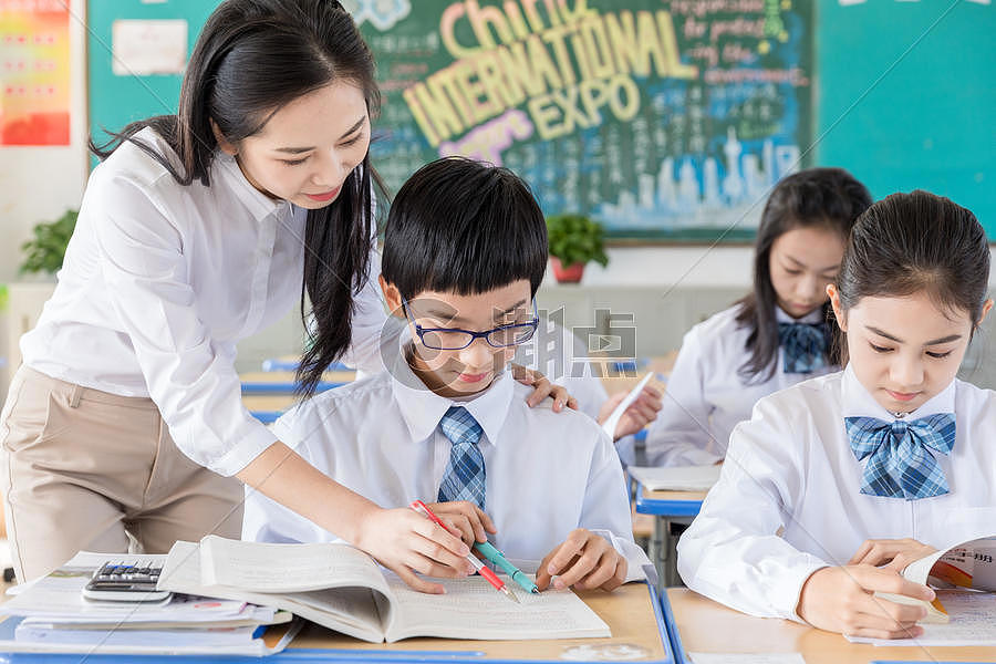 老师辅导学生功课摄影图6720*4480图片素材免费下载-编号916392-潮点视频