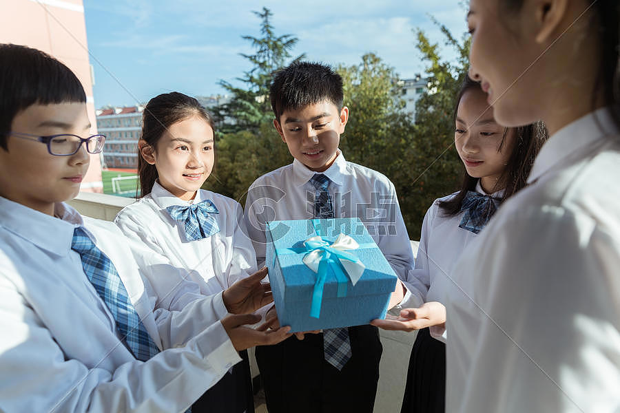 学生送老师礼物摄影图6720*4480图片素材免费下载-编号916445-潮点视频
