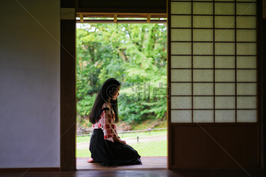  日式传统民宿中的和服女孩图片素材免费下载