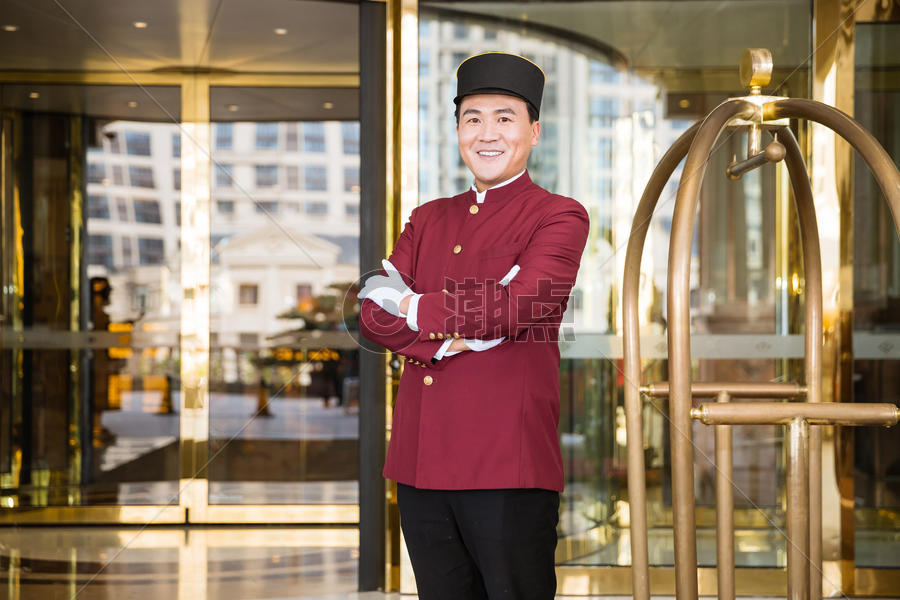 酒店接待门童抱胸摄影图6240*4160图片素材免费下载-编号917301-潮点视频