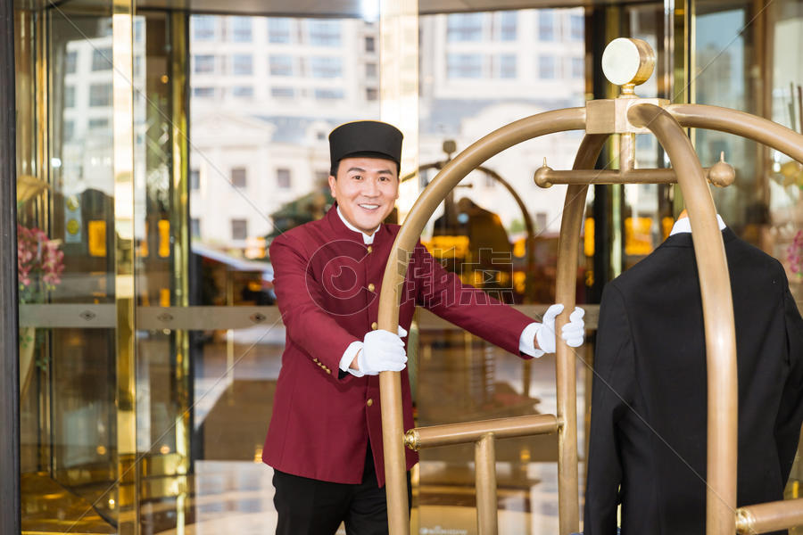 酒店门童送推送行李摄影图6240*4160图片素材免费下载-编号917311-潮点视频