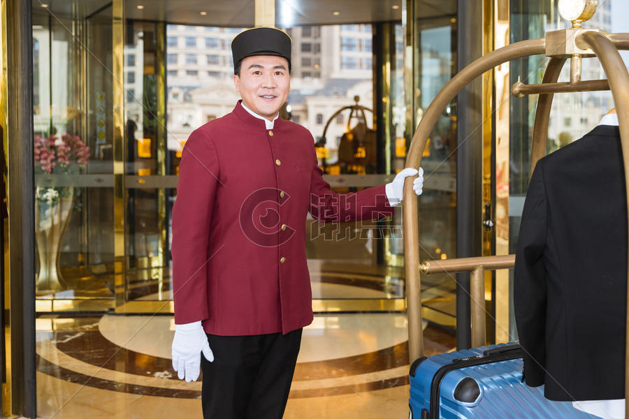 酒店门童送推送行李摄影图6240*4160图片素材免费下载-编号917312-潮点视频