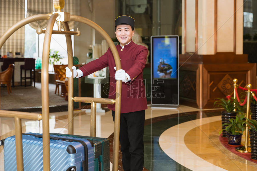 酒店大堂门童推送行李摄影图6240*4160图片素材免费下载-编号917319-潮点视频