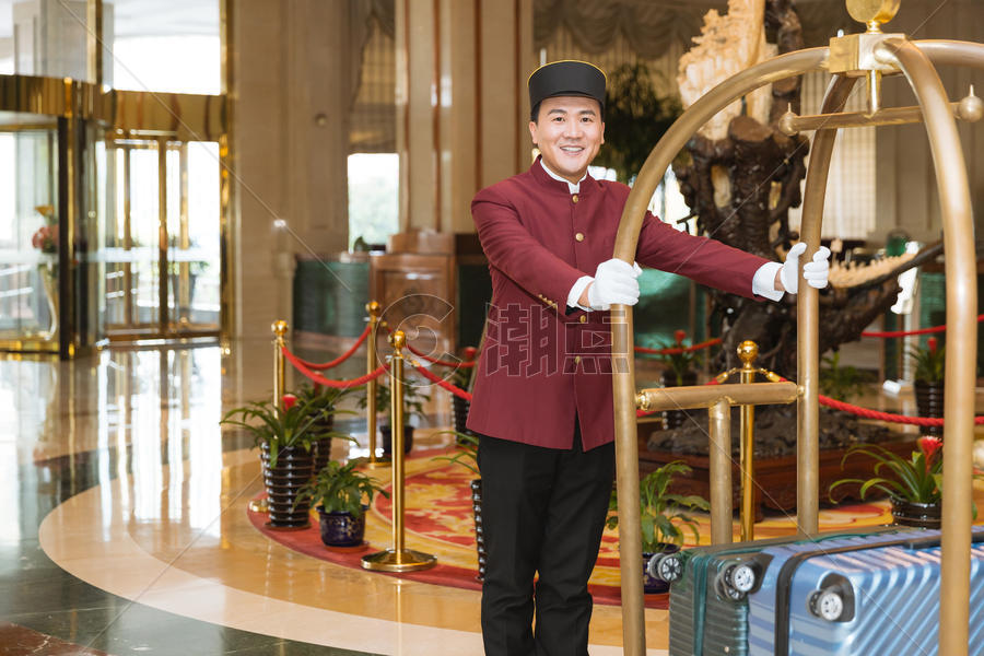 酒店大堂门童推送行李摄影图6240*4160图片素材免费下载-编号917325-潮点视频