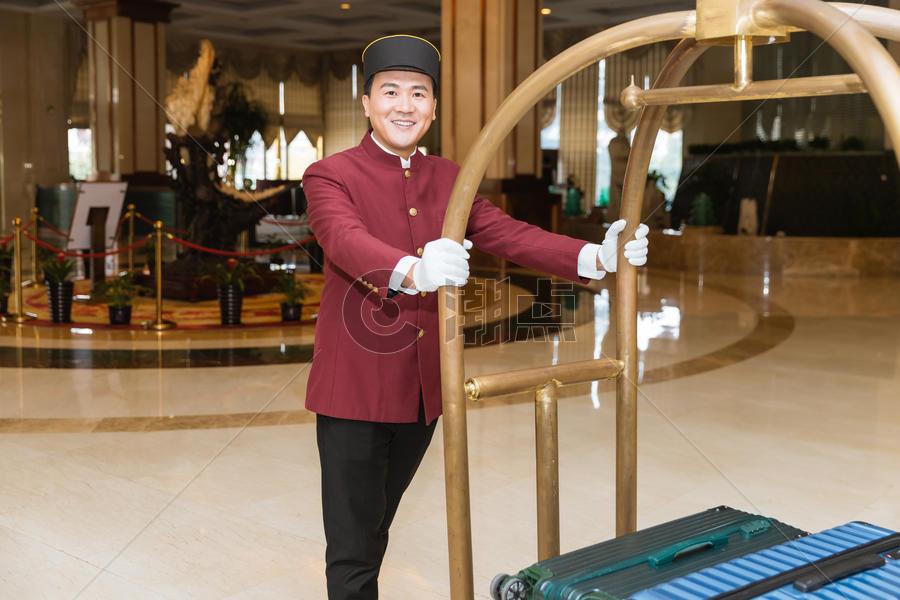 酒店大堂门童推送行李摄影图6240*4160图片素材免费下载-编号917327-潮点视频