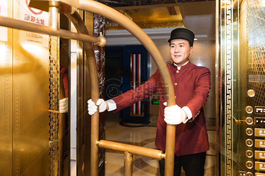 电梯间酒店门童进电梯摄影图6240*4160图片素材免费下载-编号917329-潮点视频