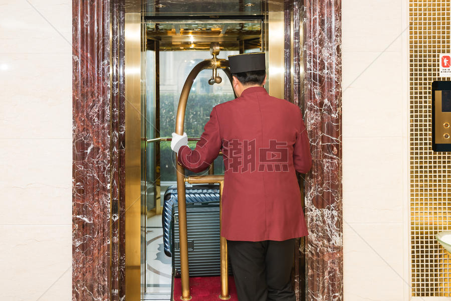 酒店门童进电梯图片素材免费下载