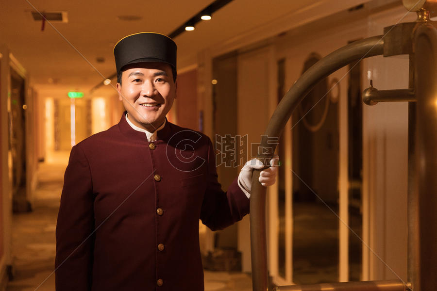 酒店门童客房推送行李摄影图6240*4160图片素材免费下载-编号917345-潮点视频