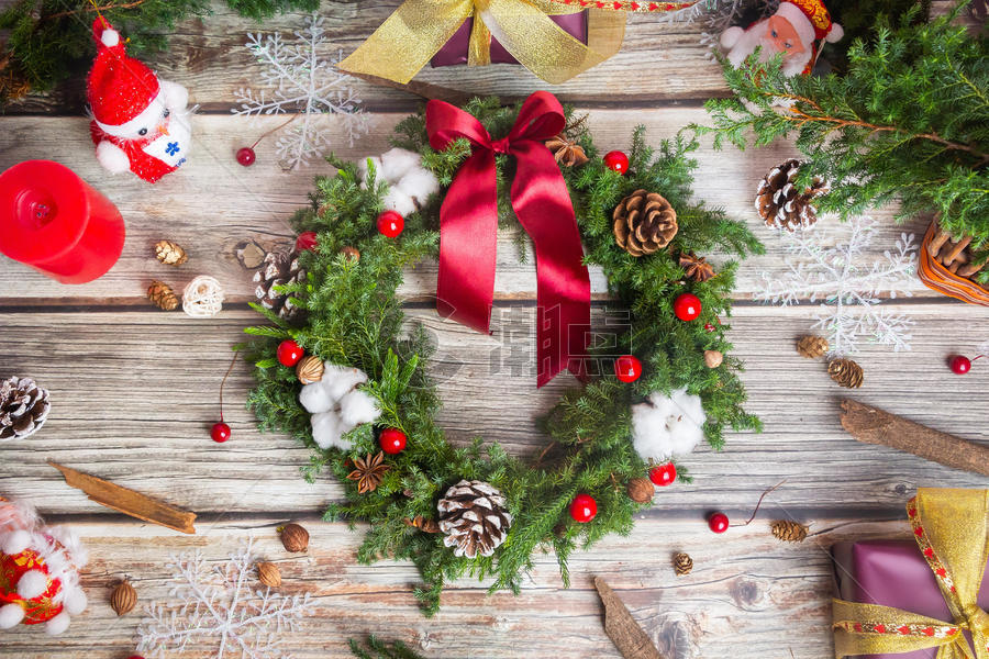 木质背景上的圣诞花环 圣诞节装饰静物图片素材免费下载