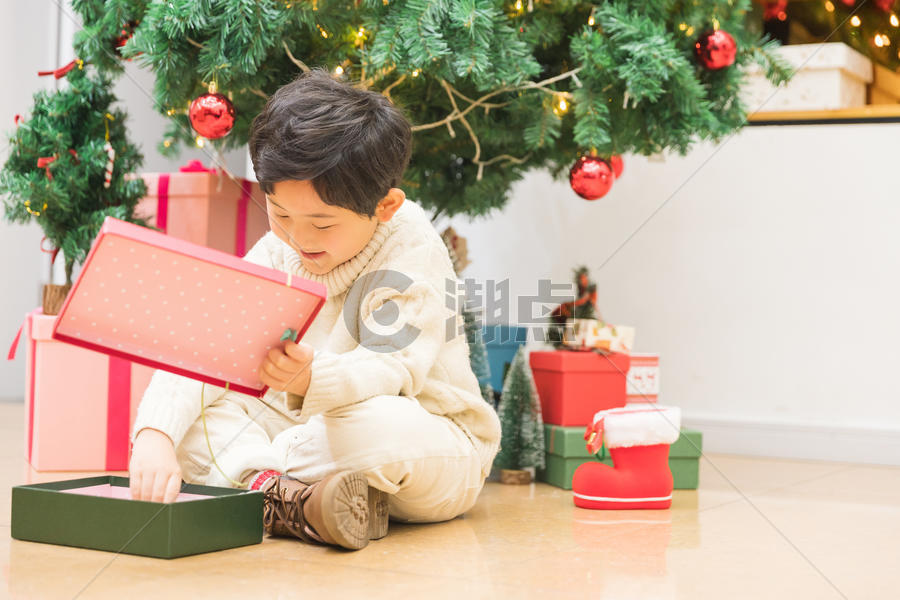圣诞节快乐儿童看礼物图片素材免费下载