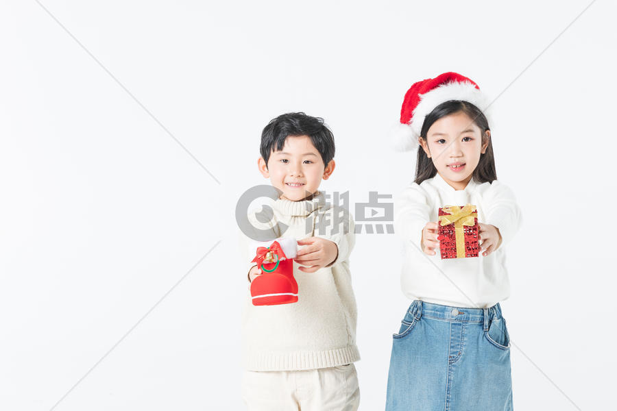 圣诞节女孩和男孩递礼物图片素材免费下载