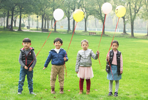 玩气球的小朋友图片素材免费下载