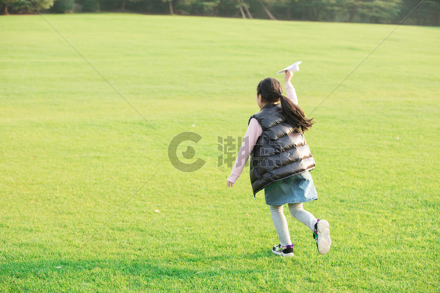 玩纸飞机的小女孩图片素材免费下载