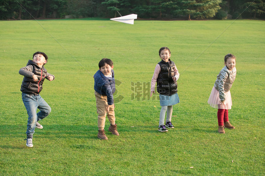 玩纸飞机的孩子们图片素材免费下载