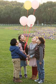 玩气球的小朋友图片素材免费下载