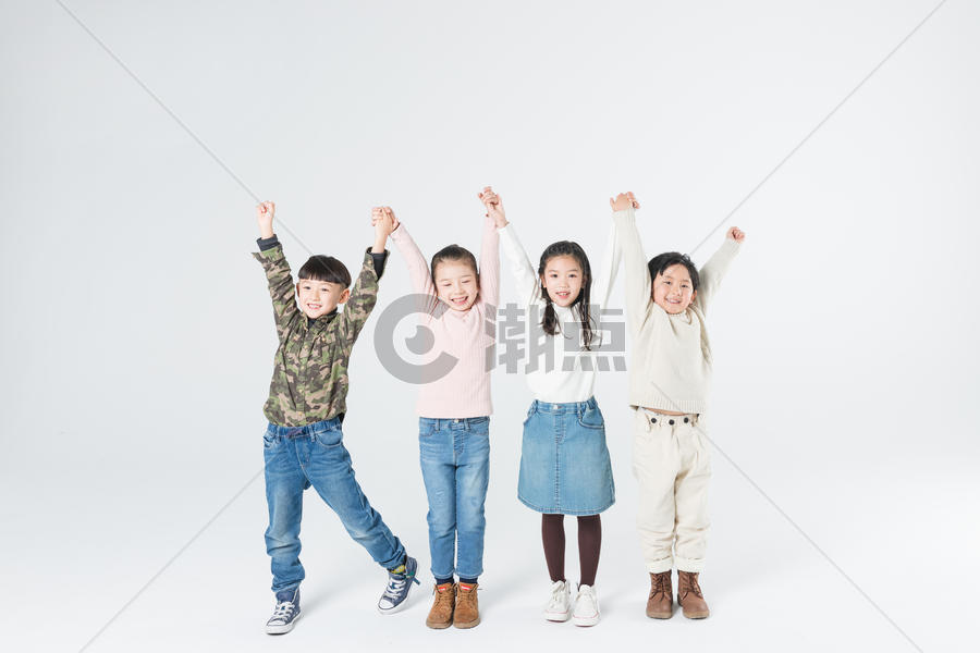 孩子们快乐牵手高举图片素材免费下载
