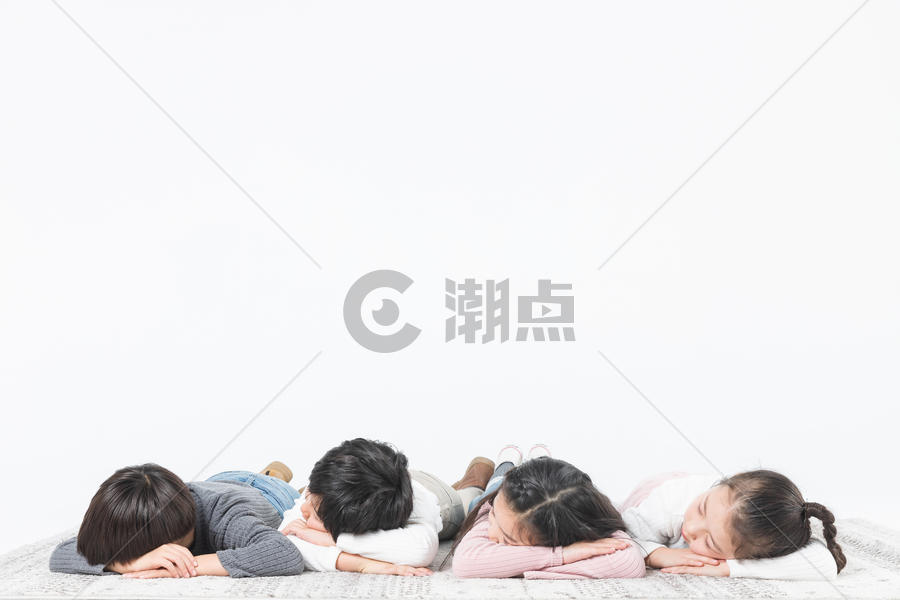 儿童们趴在地毯上休息图片素材免费下载