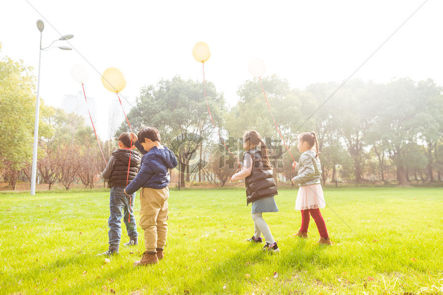 阳光下快乐儿童们和气球图片素材免费下载