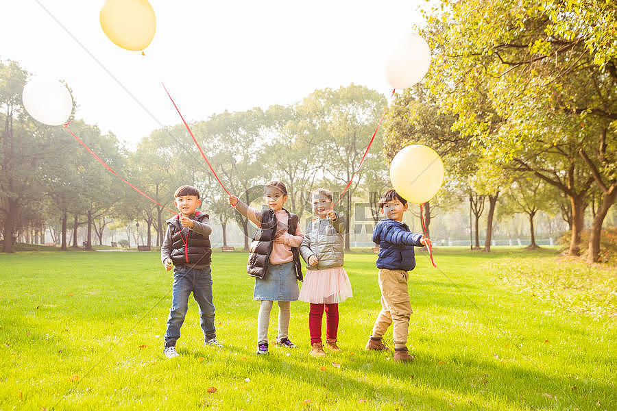 阳光下快乐儿童们和气球图片素材免费下载