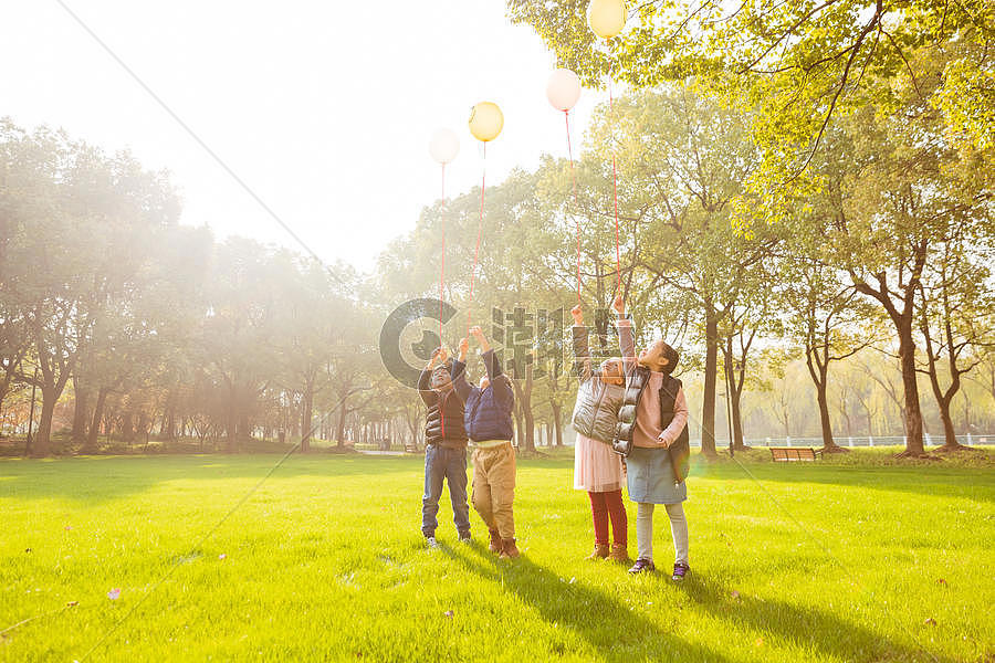 阳光下快乐儿童们拿气球图片素材免费下载