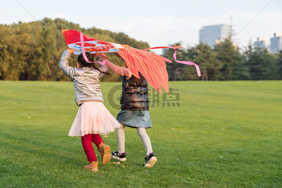 快乐女孩们拿风筝奔跑图片素材免费下载