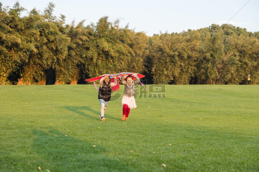  快乐女孩们拿风筝奔跑图片素材免费下载