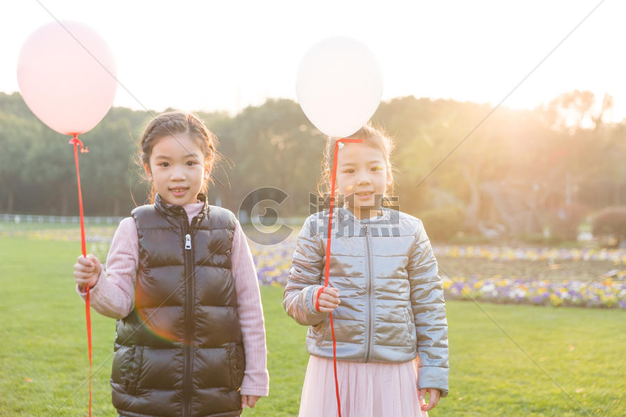 夕阳下拿着气球的女孩们图片素材免费下载