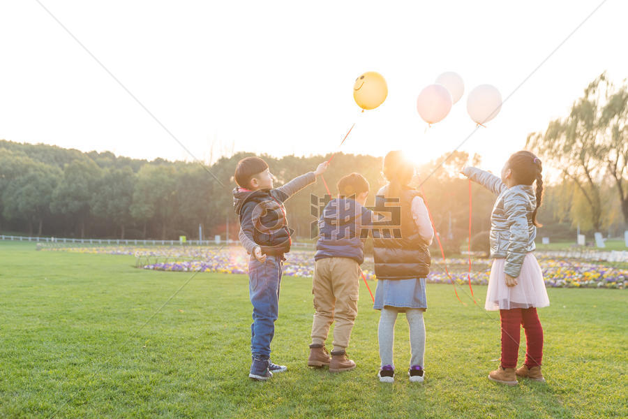 夕阳下拿着气球的儿童们图片素材免费下载