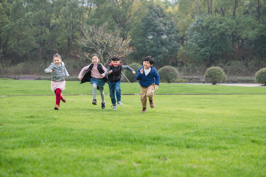 户外儿童们快乐奔跑图片素材免费下载
