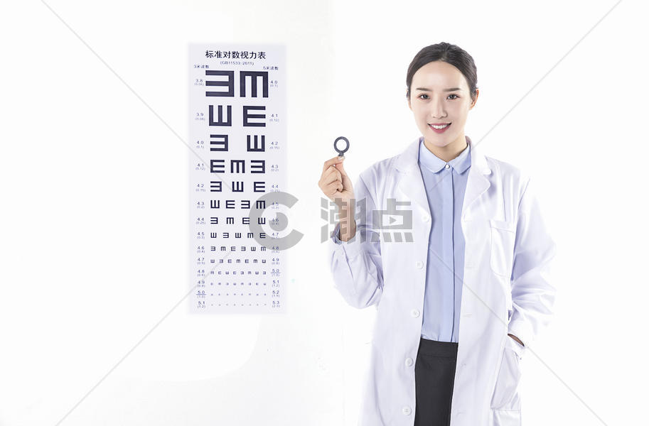 手持镜片的眼科医生图片素材免费下载