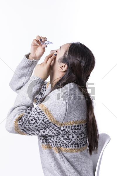 滴眼药水的年轻女性图片素材免费下载