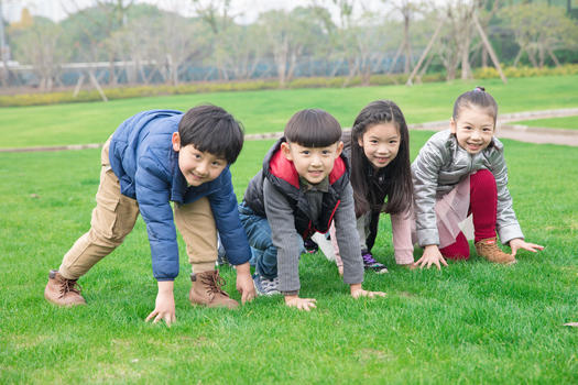 儿童草坪助跑图片素材免费下载