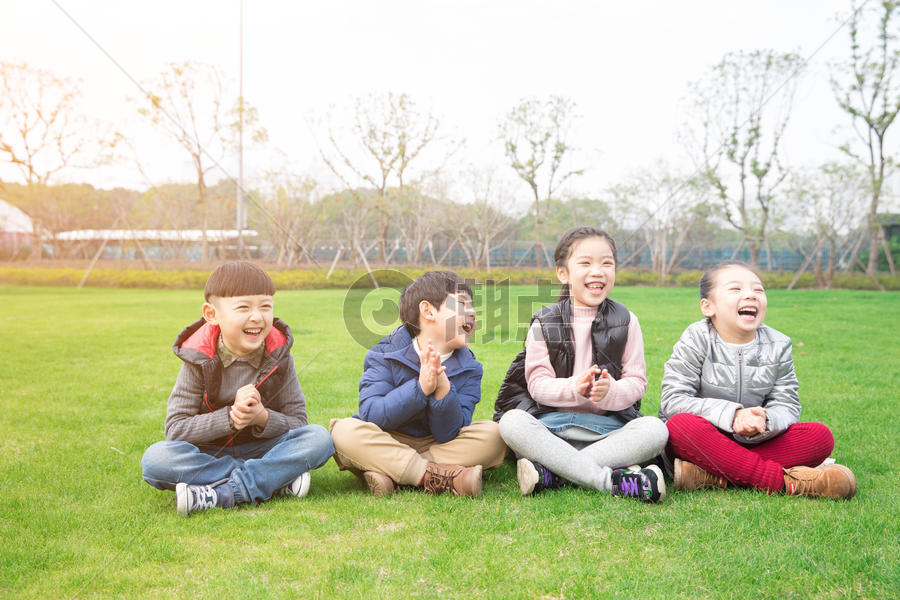 儿童坐在草坪上玩耍图片素材免费下载
