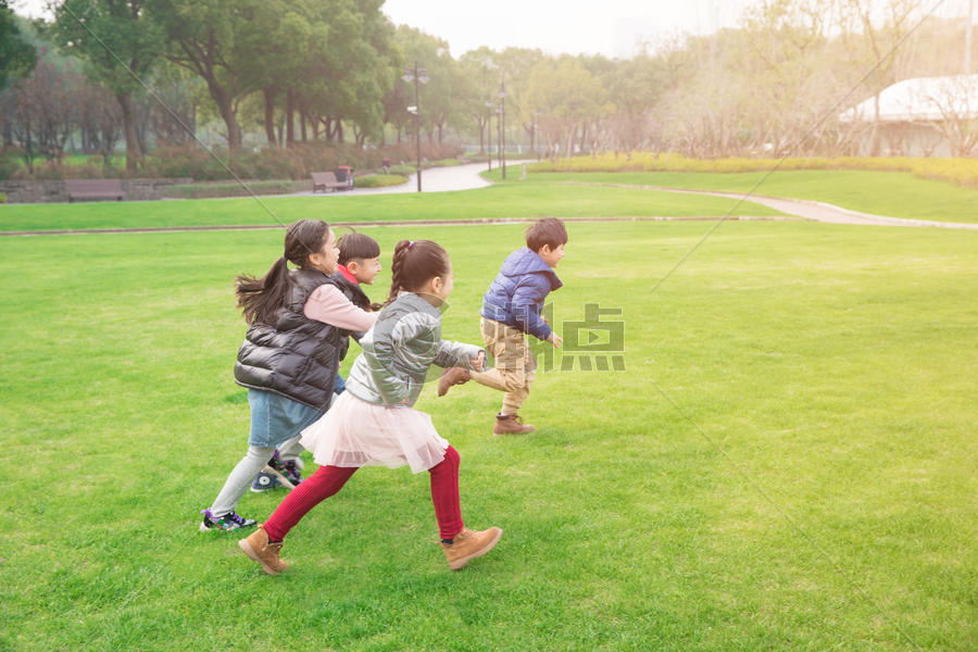 儿童草坪玩耍奔跑图片素材免费下载