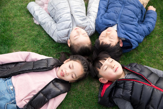 儿童躺草坪休息图片素材免费下载