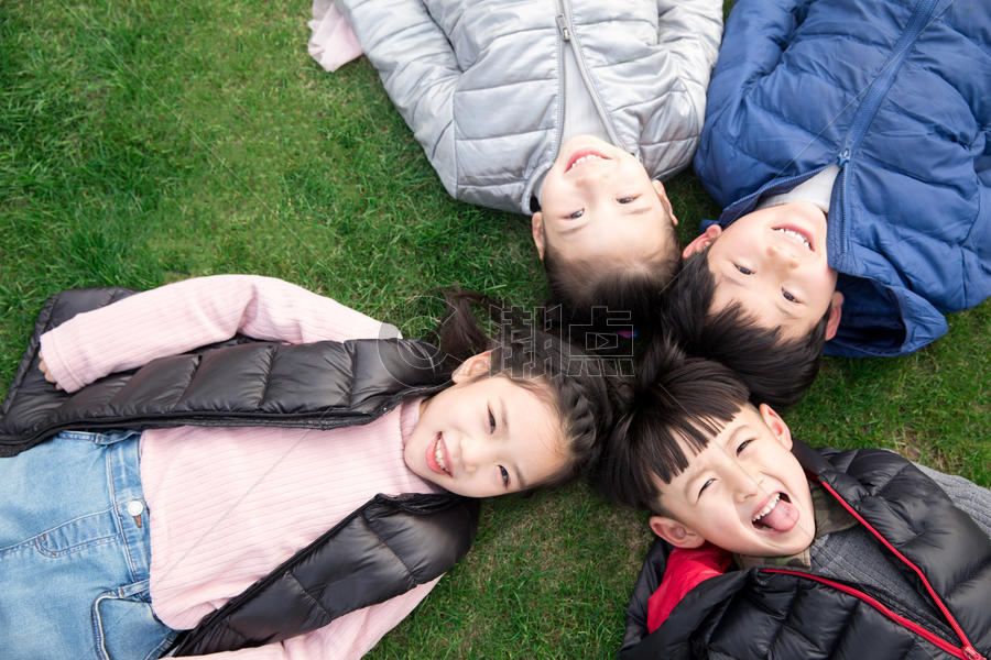 儿童躺草坪休息图片素材免费下载