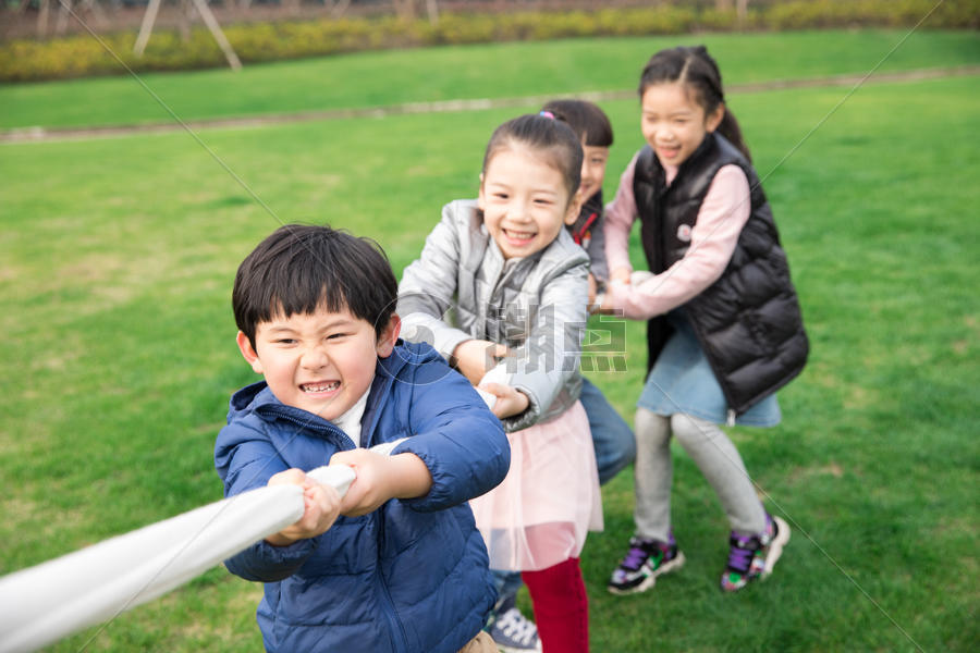 儿童草坪玩耍拔河图片素材免费下载