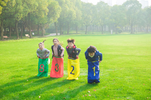 儿童公园草坪玩耍开心图片素材免费下载