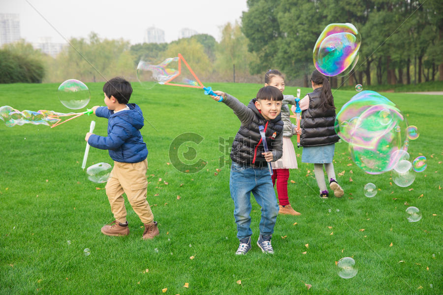 儿童公园玩耍吹泡泡图片素材免费下载