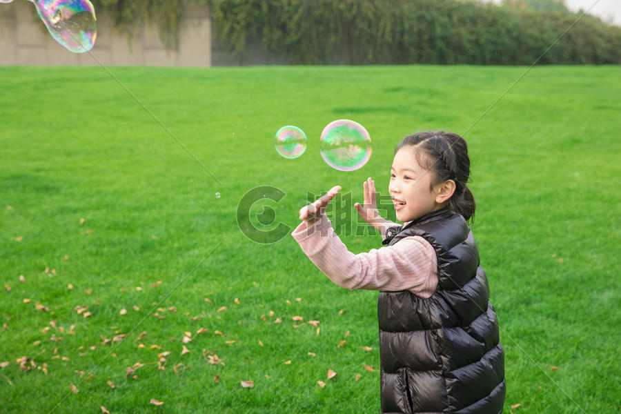 儿童公园玩耍吹泡泡图片素材免费下载