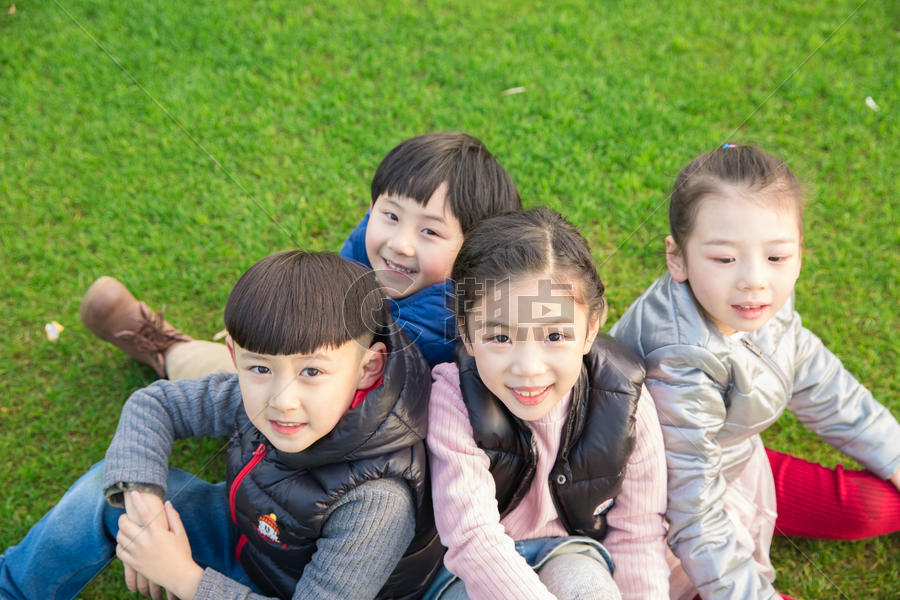 儿童坐在草坪上玩耍图片素材免费下载