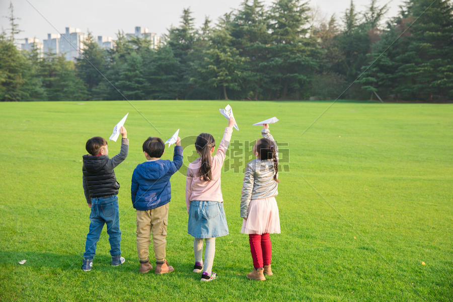 儿童草地玩耍纸飞机图片素材免费下载