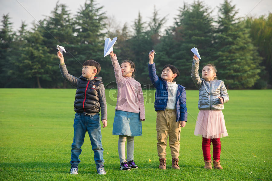 儿童草地玩耍纸飞机图片素材免费下载