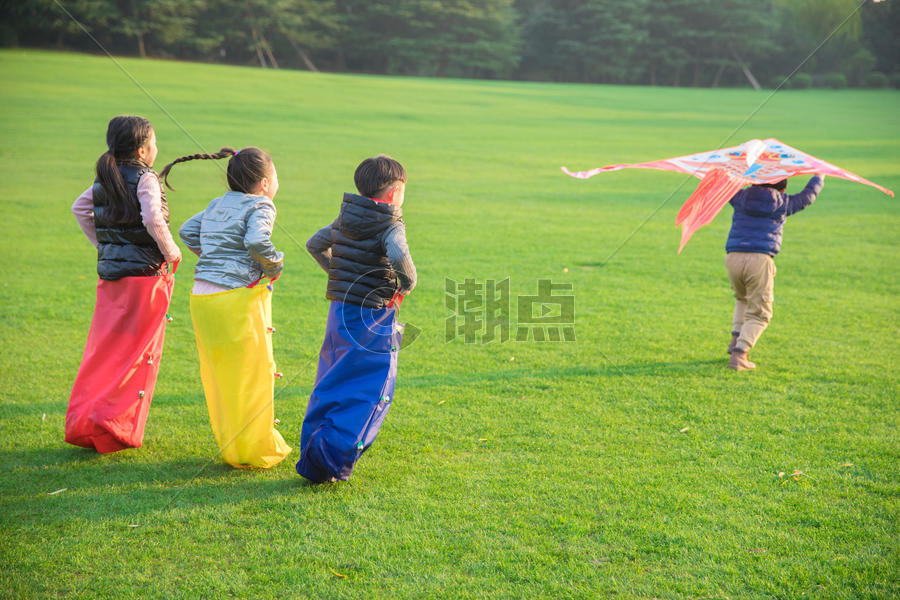 儿童童年玩耍风筝图片素材免费下载
