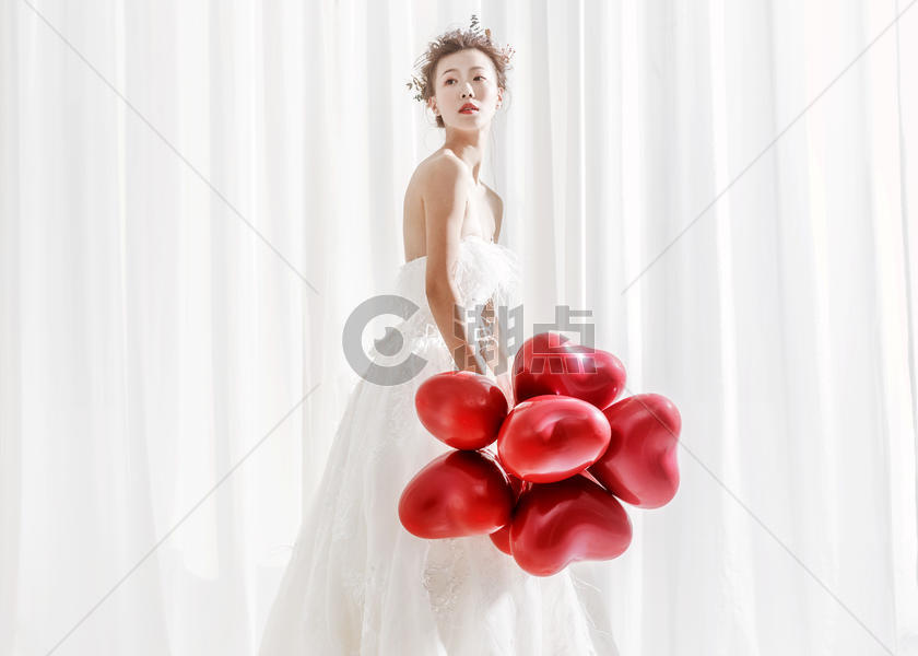 婚纱唯美美女拿着气球图片素材免费下载