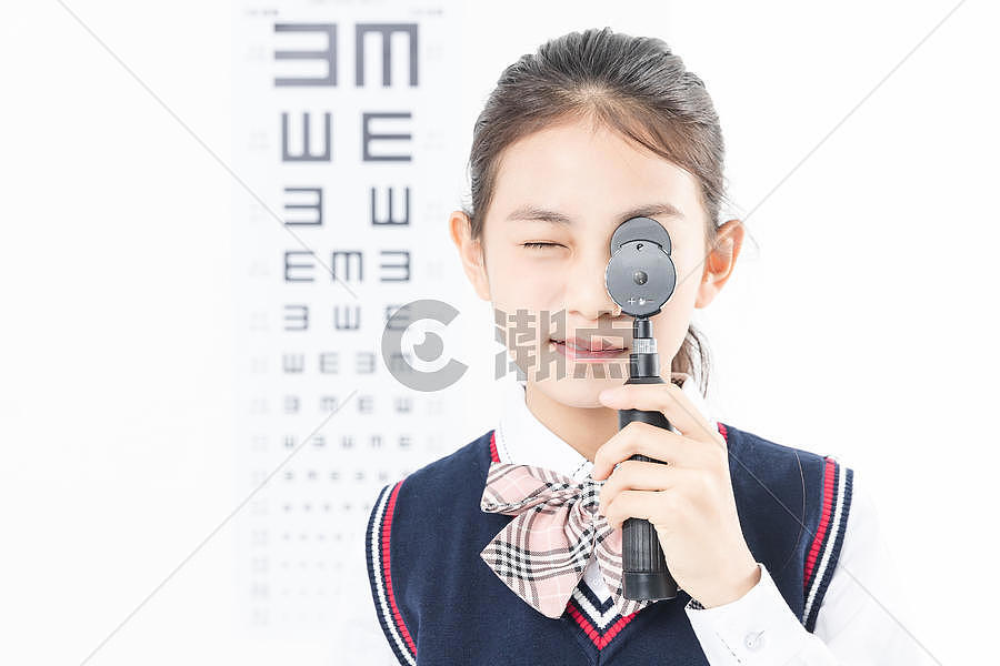 女生视力检测图片素材免费下载