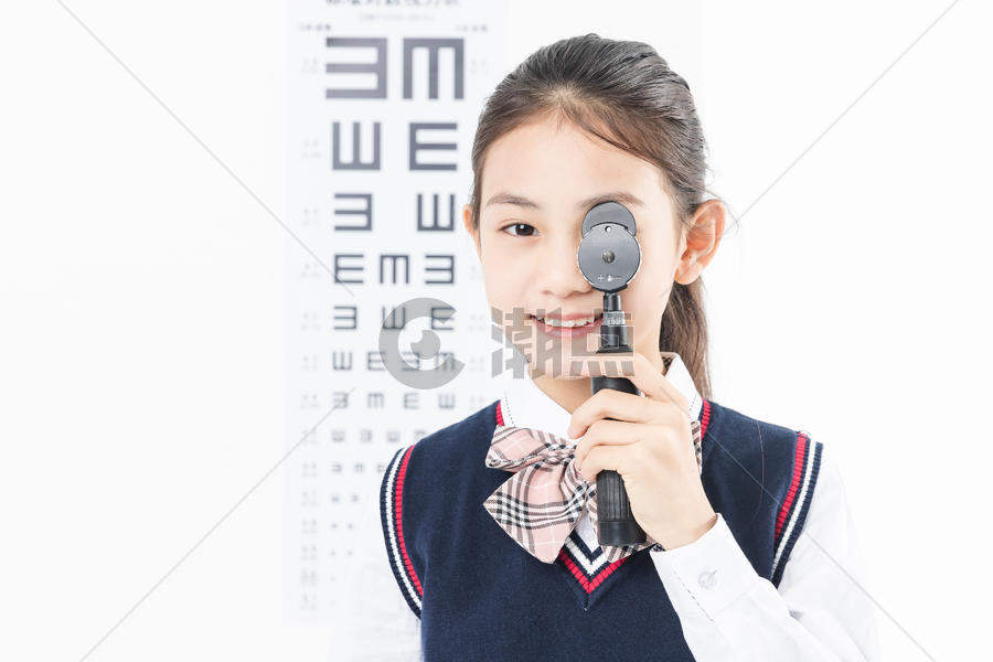 女生视力检测图片素材免费下载