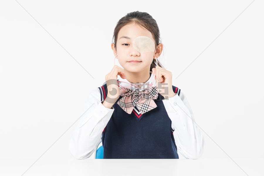 小学生女生使用护眼眼贴图片素材免费下载