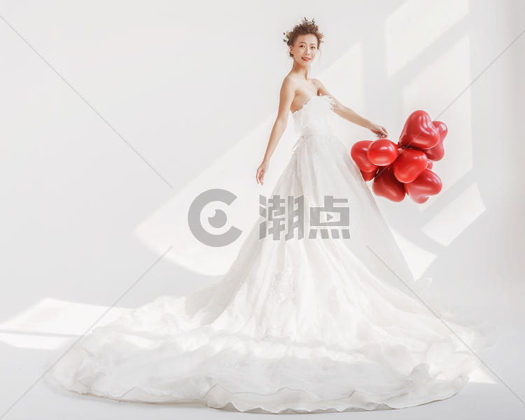 婚纱美女手持气球图片素材免费下载