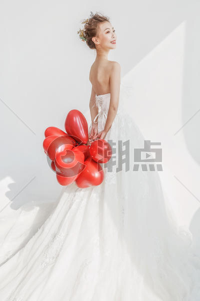 婚纱美女手持气球图片素材免费下载